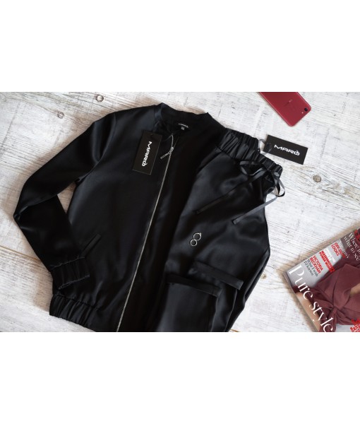 костюм атласний чорного кольору