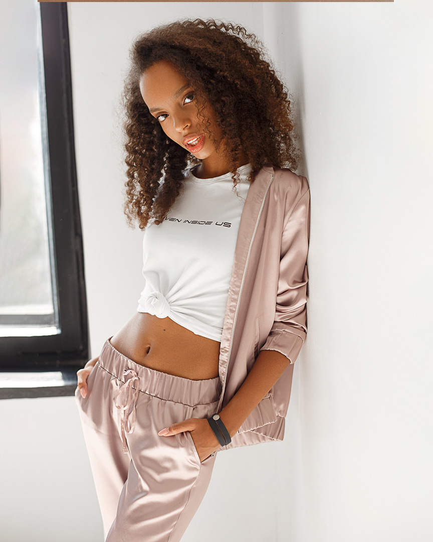 костюм атласний лавандовий