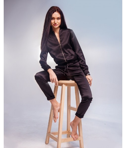 костюм атласний чорного кольору