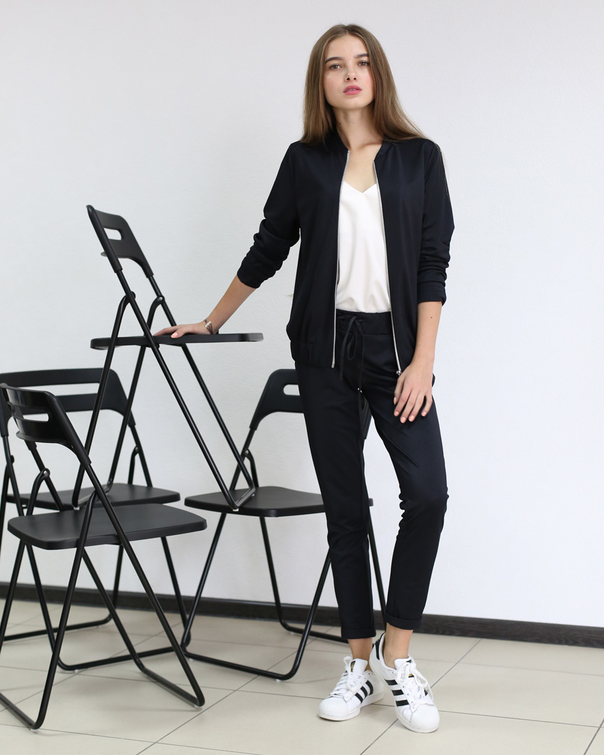 костюм трикотажний темно-синього кольору з вишивкою