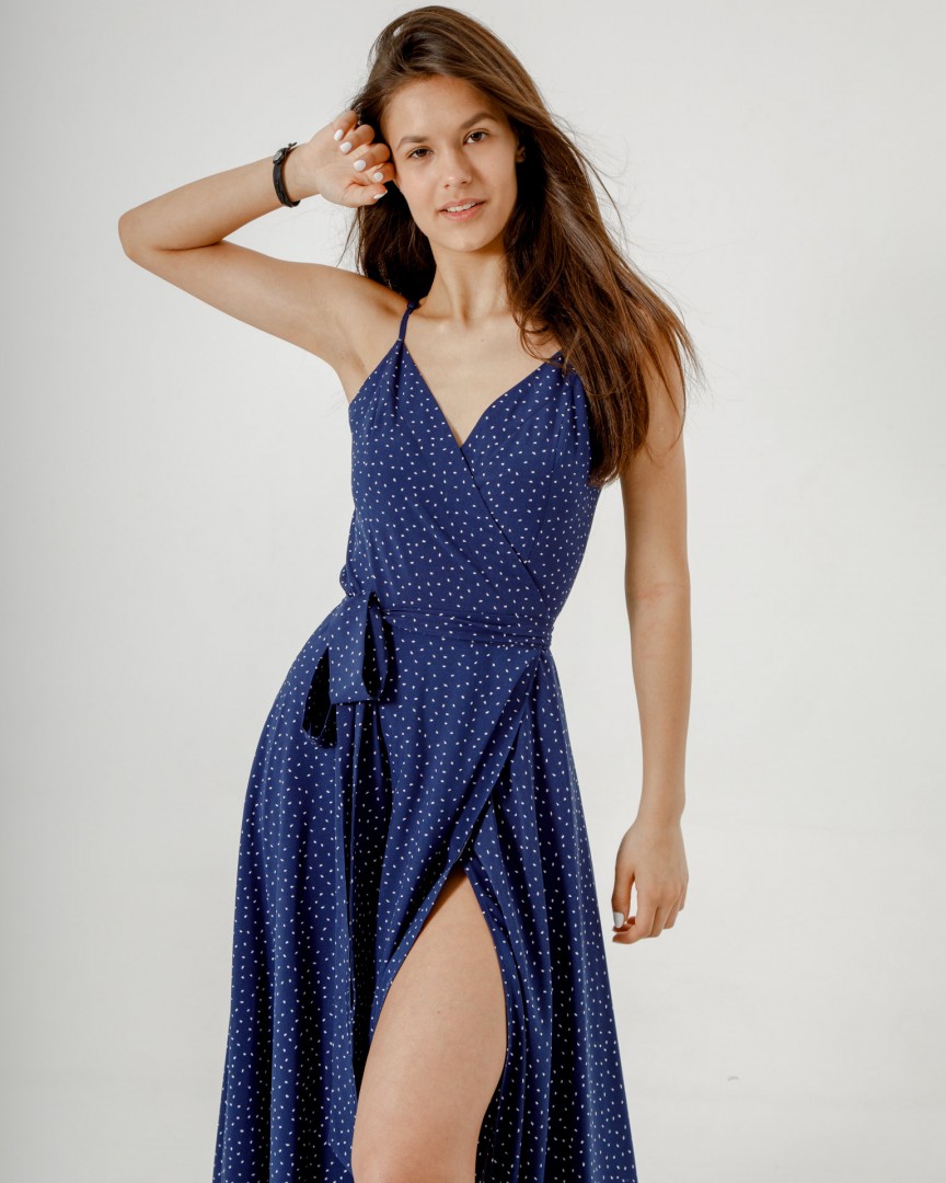 сукня в підлогу на запах синього кольору