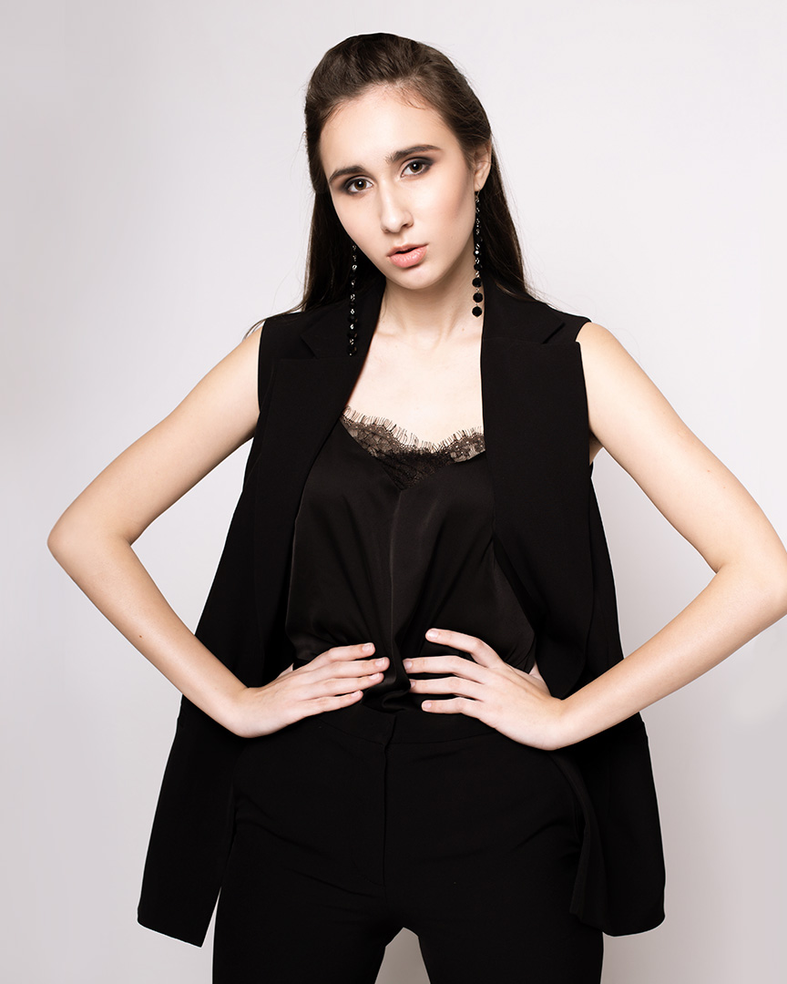 топ із мереживом чорний