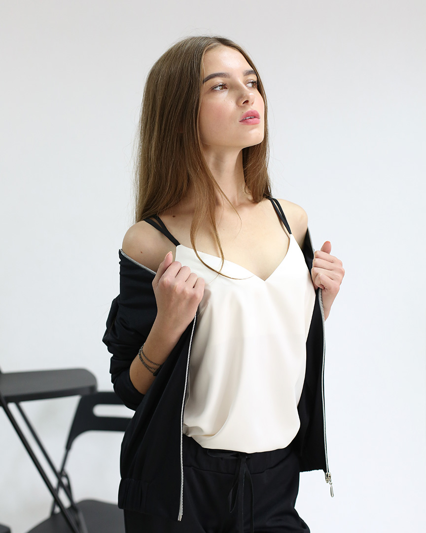 топ класичний айворі з чорними бретелями